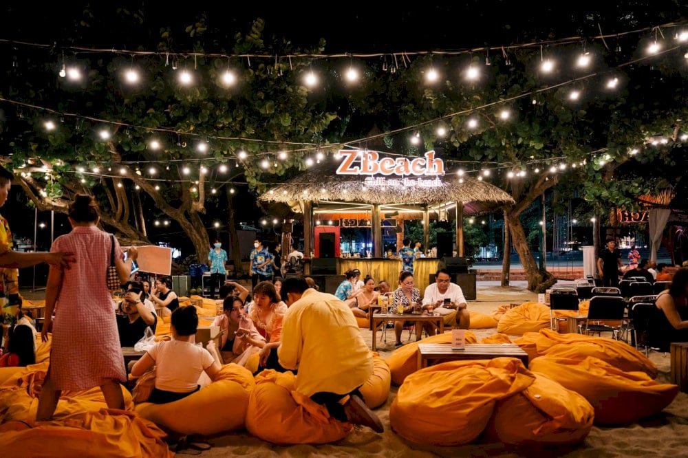 Nha Trang Beach is always an ideal gathering spot for the locals in the evening